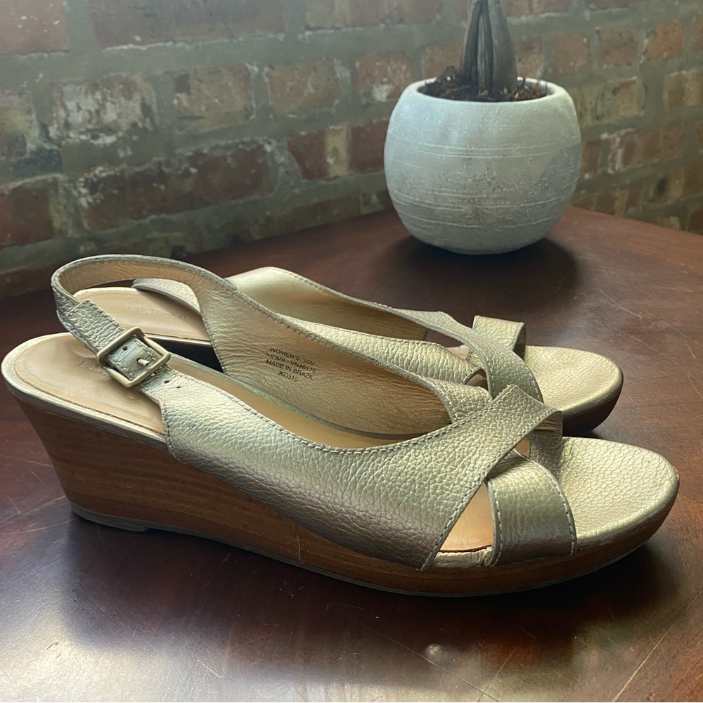 LL Bean Champagne Gold Wedge Sling Back Leather Sandals Women's Size 10